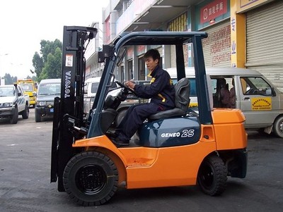 專業服務 2009年北京綠標吊車與貨車租賃，車型齊全，助力機械設備研發
